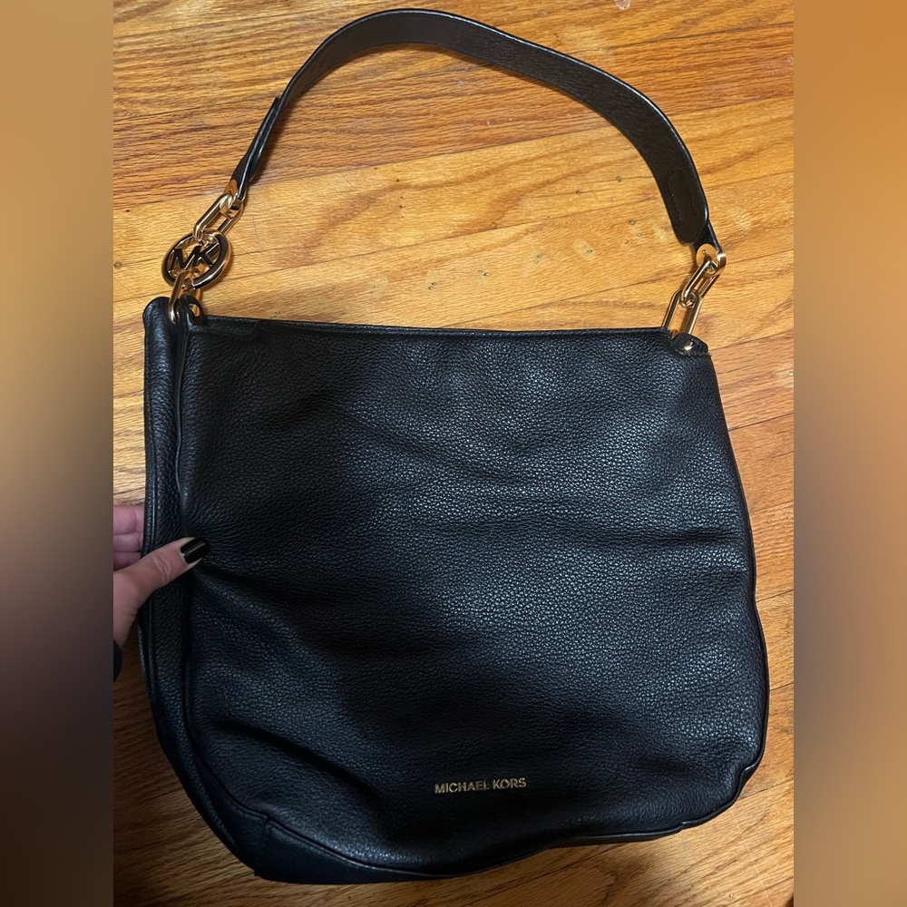 Michael korrs black shoulder bag